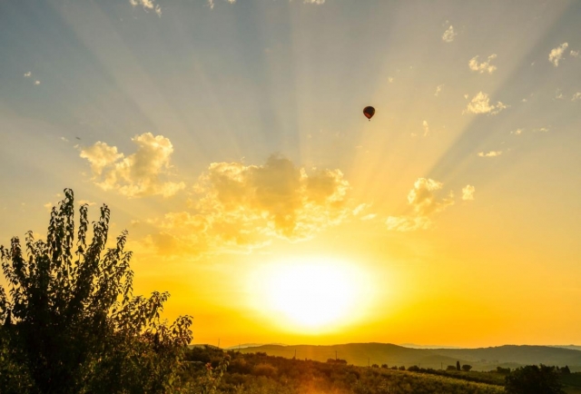  volar en globo aerostático y disfrutar del amanecer en el cielo de Toscana 