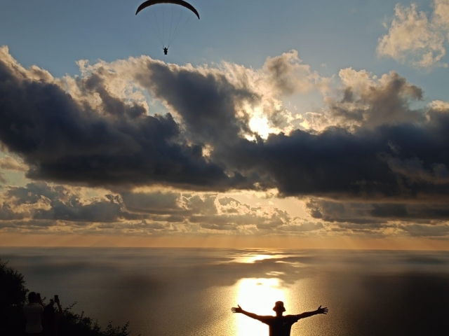  Volar en parapenle al atardecer
