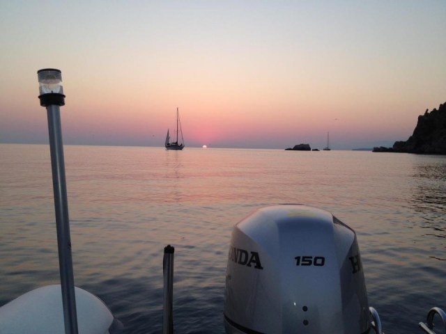  Un espléndido atardecer sobre el mar 