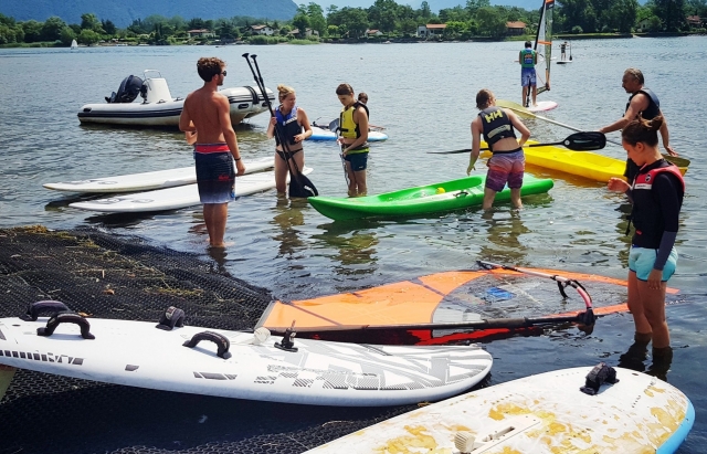 deportes acuáticos en el lago
