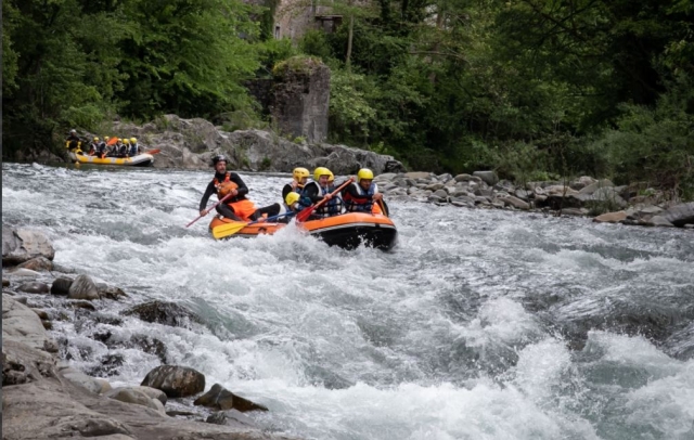  Rafting en los rápidos 