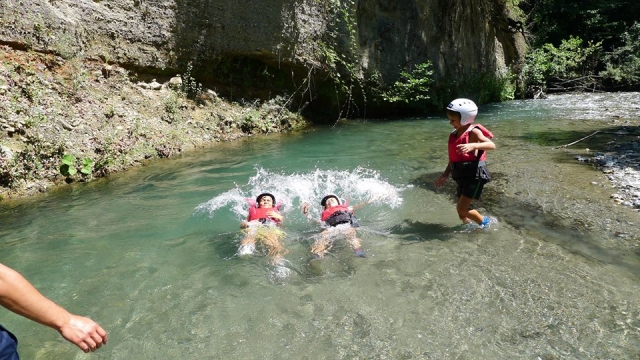  Un agradable chapuzón en el río 