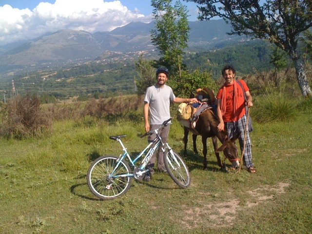  Bicicletas y burros en el mismo camino 