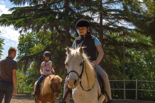  Una niña con su caballo 