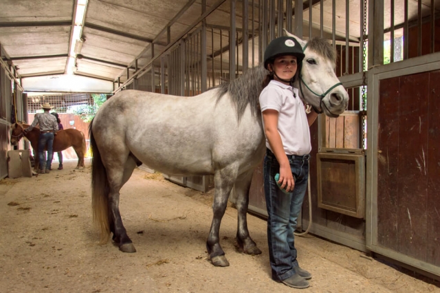  Una niña con su caballo 