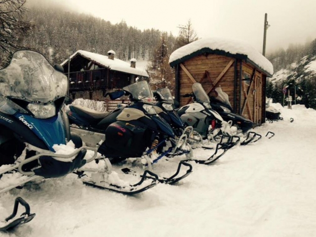  motos de nieve en la nieve
