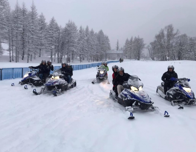  todos juntos en moto de nieve 