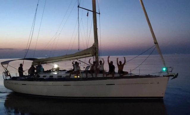  en un barco al amanecer 