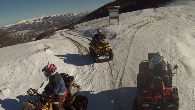  Cuatrimotos y cerro 