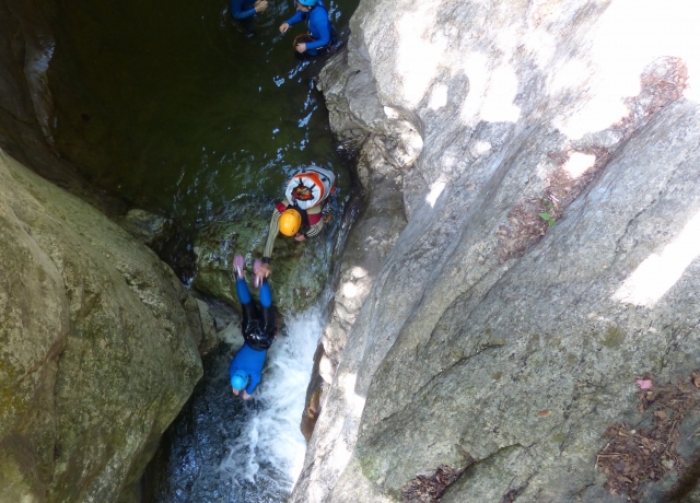  Deslizándose entre las rocas 