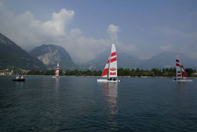  Los barcos en el lago de Garda 