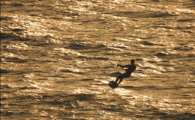  sol brillando sobre el mar 
