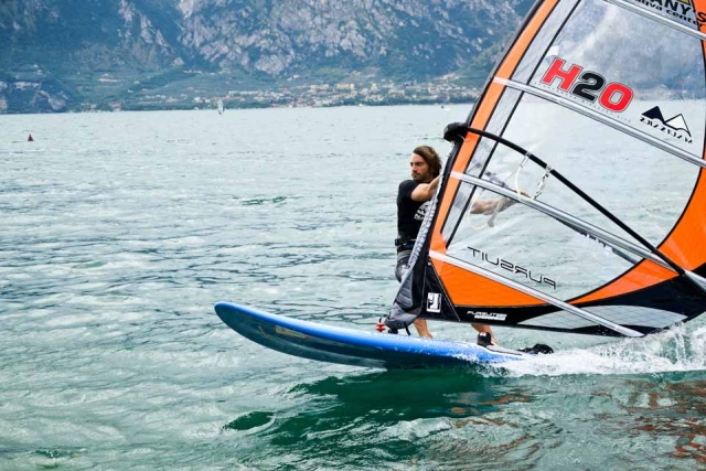 Divirtiéndose en el lago 