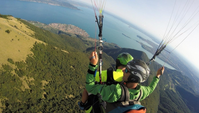  parapenle en el lago de Garda 