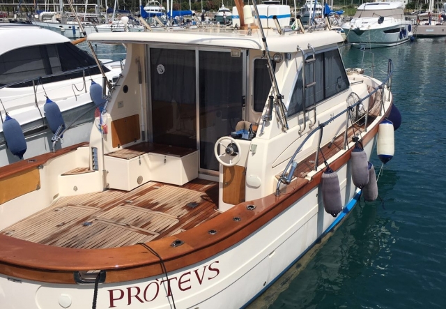  Barco en puerto 