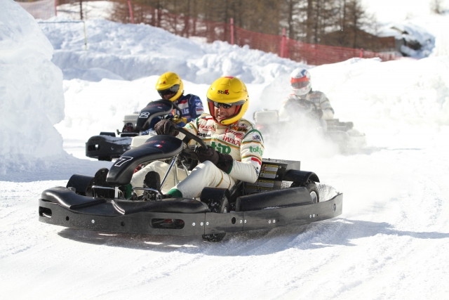  corriendo en la nieve hacia el final -99- una sola pista de kart 