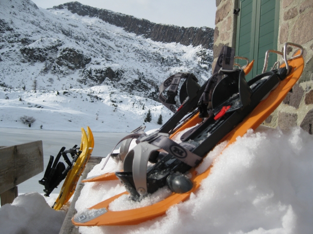  Un par de raquetas de nieve muy modernas 