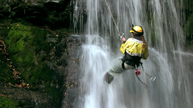  Descenso a una cascada cristalina 