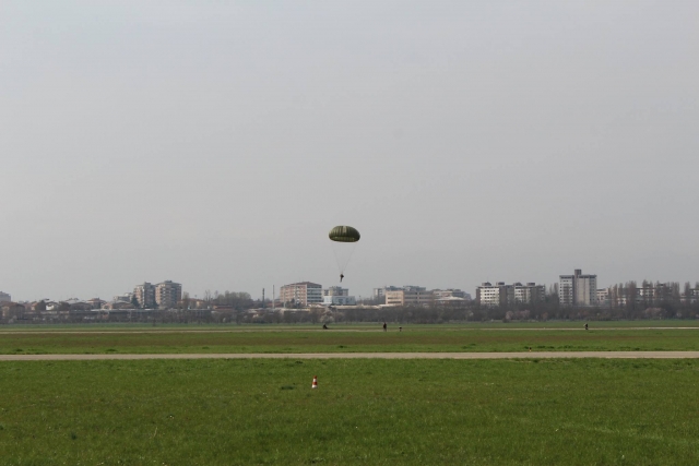  Aterrizaje con paracaídas redondo 