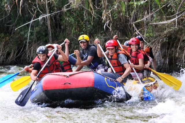  Aquí hay un grupo luchando con remos y corrientes