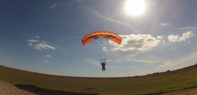  una hermosa foto de un salto en tándem 