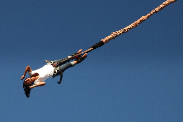  Chica se avienta al vacío ... 