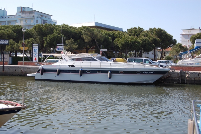  Barco en puerto 