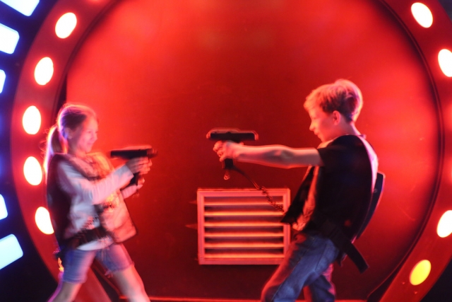  Todos se divierten con el Laser Tag 