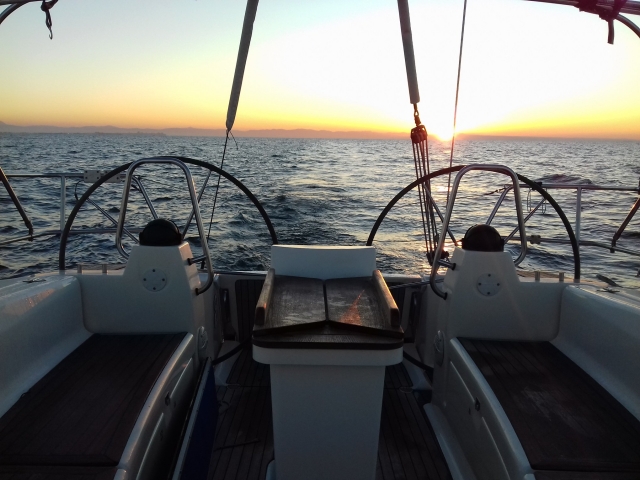  barco al atardecer 