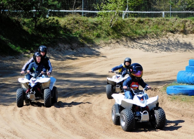  Cuatrimoto con familia