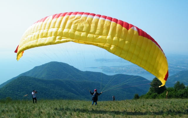  Despegando en un parapenle biplaza desde el Monle Pizzoccolo 