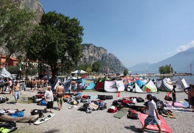  Meeting of kitesurfers 