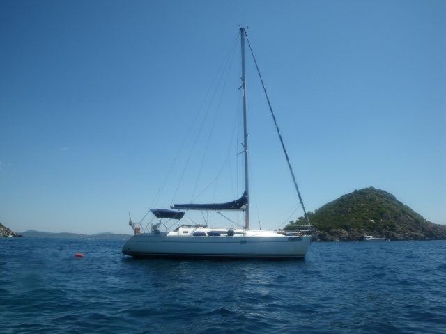  Nuestro barco desde lejos 