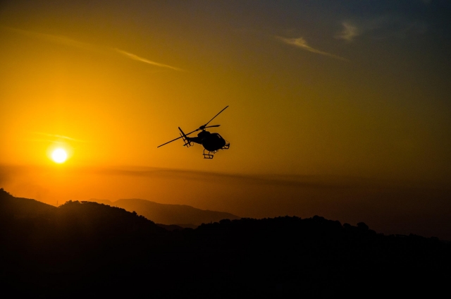  helicóptero al atardecer 