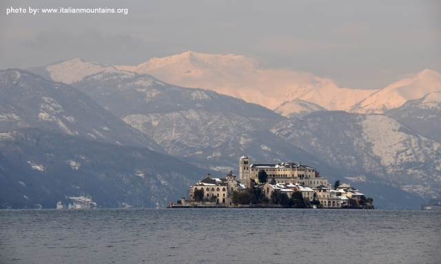  Isla San Giulio en invierno_ Lago Orta_Italia 