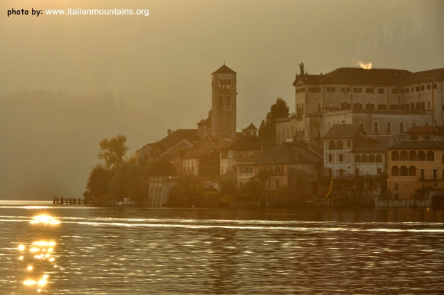  Isla San Giulio al atardecer_ Lago Orta_Italia 