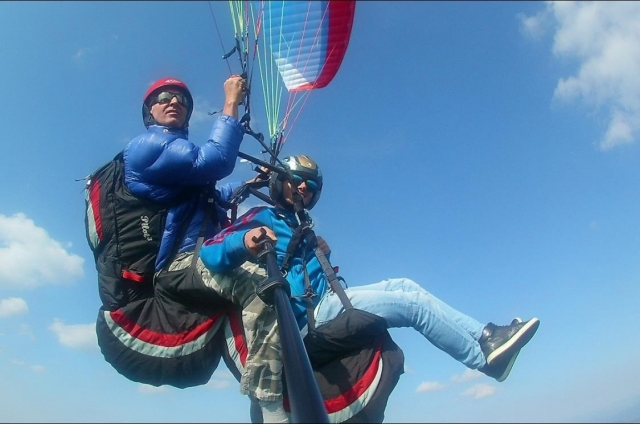 en vuelo con parapenle 