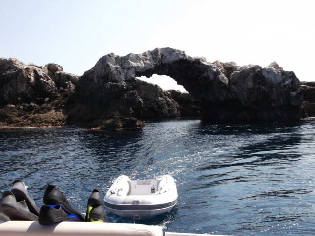  Circunnavegación completa con TENDER y Att. SNORKELING 