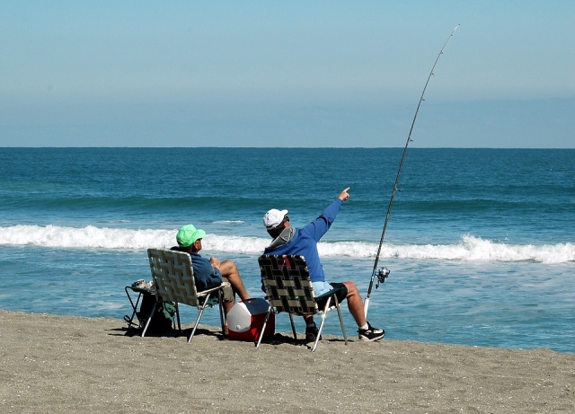  Cómodamenle pescando en la playa 