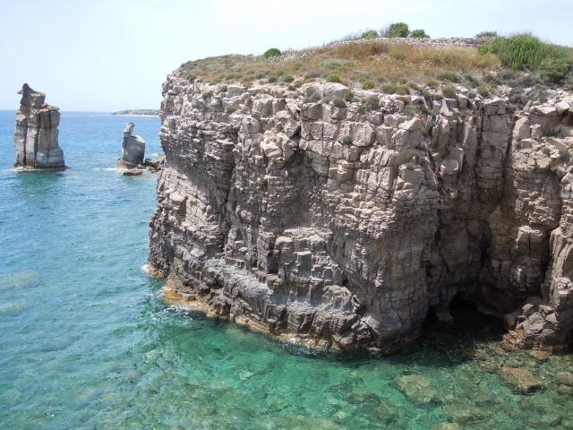  La vista rocosa en el agua 