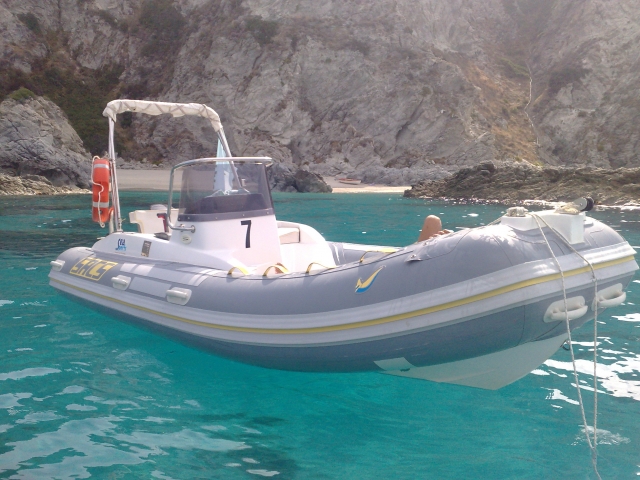  Uno de nuestros botes inflables 