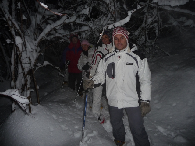 Camicrema con raquetas de nieve en el glaciar 