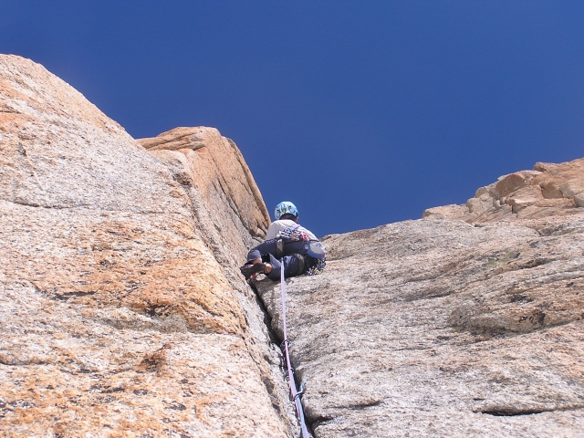 Escalada en roca agrietada 