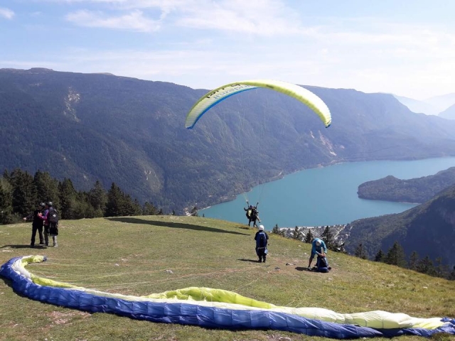  el parapenle en el lago es realmenle increíble 