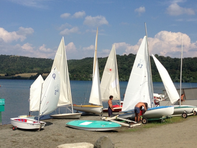 Nuestras velas en la orilla del lago