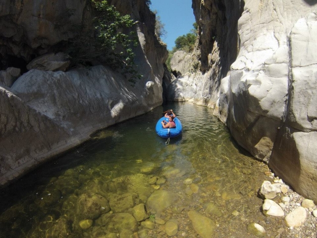  Canoa dentro del cañón de Tiberio Gorge 