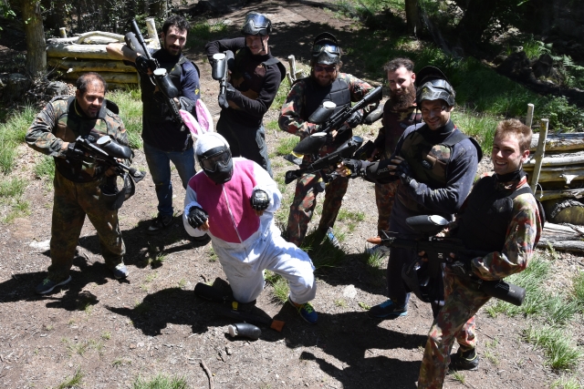  Organiza su despedida de soltero 