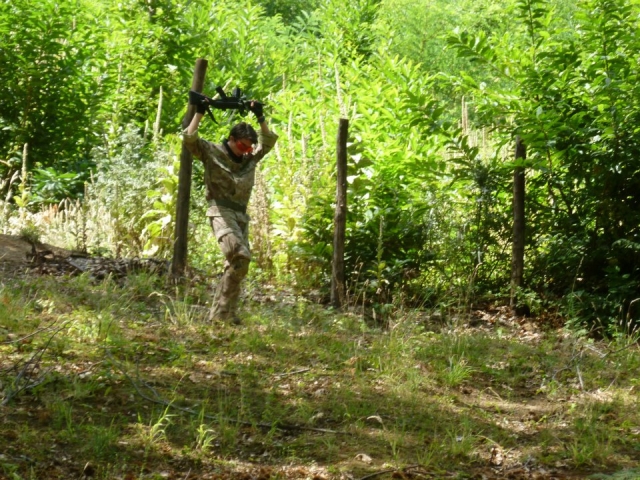  Un jugador del equipo golpeado por el equipo contrario abandona el área de juego activa 