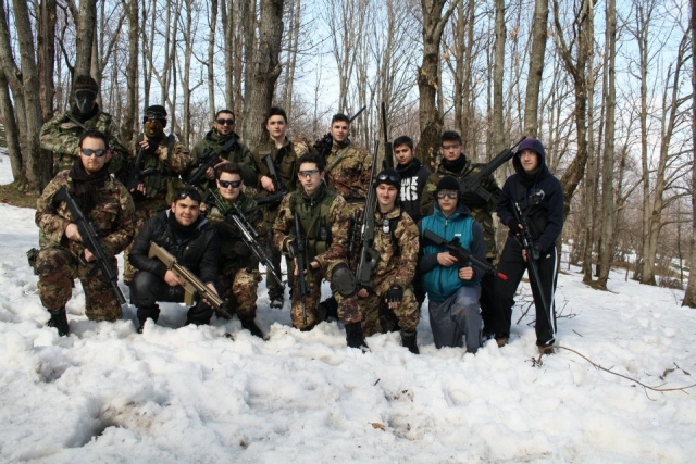  Foto grupal con invitados de nieve post-juego 