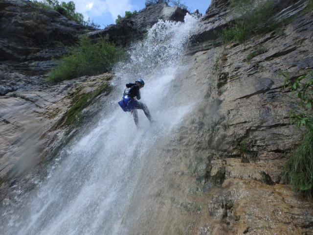  Bajando de una cascada.